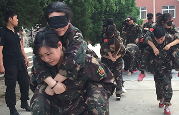 ���������������;�ж�ô�Ķ����D�U���Ҷ����v�������¸�ǰ����